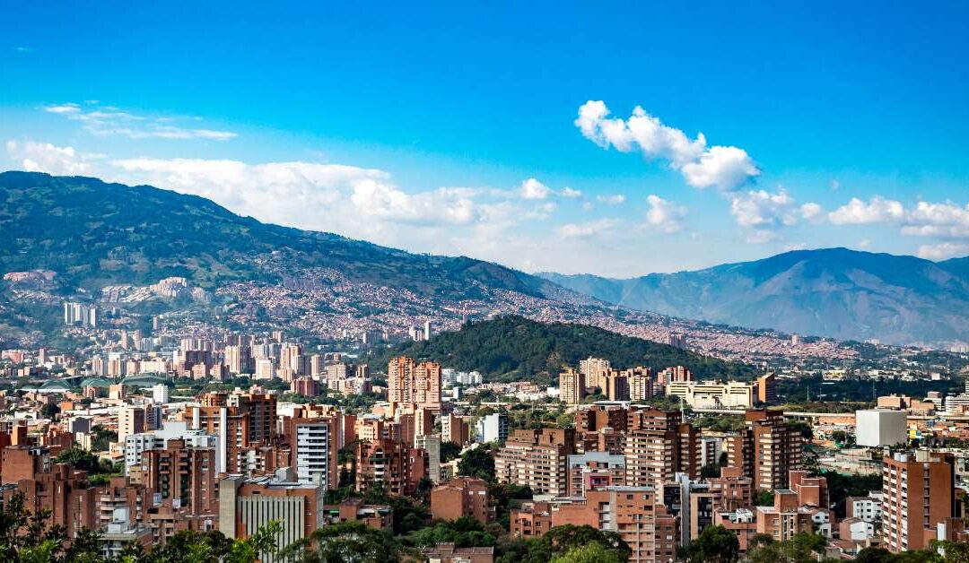 Visa Inmobiliaria Medellín 2025: Inversión + Residencia